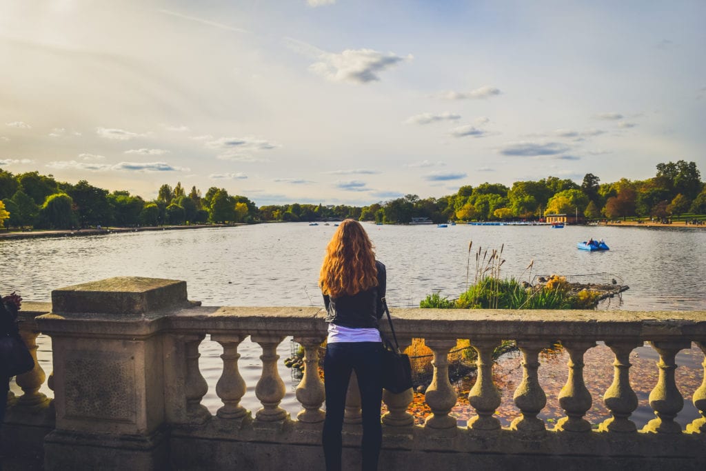 Travel guide to london uk blog what to do what to see where to go 3 days-4-2
Autumn leaves in Hyde Park London with Serpentine Lake view.
