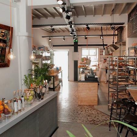 Il-forno-di-Gerasimou-Mykonos-interior-entrance-photo-from-the-bakerys-website