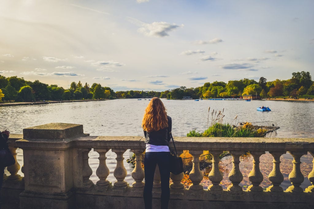 Travel guide to london uk blog what to do what to see where to go 3 days-4-2
Autumn leaves in Hyde Park London with Serpentine Lake view.