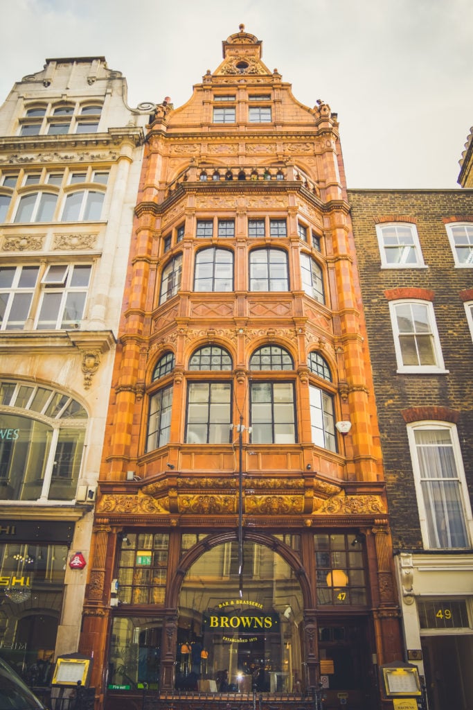Mayfair Travel guide to london uk blog what to do what to see where to go 3 days-7-2
Soho London streets with coffee shops and pubs.
