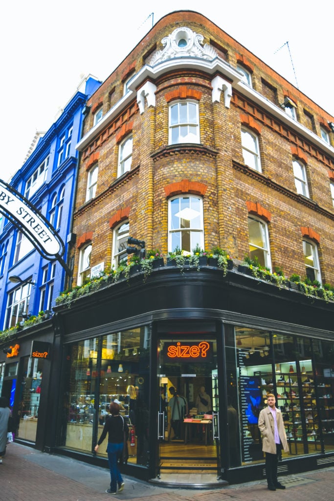 Travel guide to london uk blog what to do what to see where to go 3 days-12-2
Carnaby Street London shops Christmas lights.