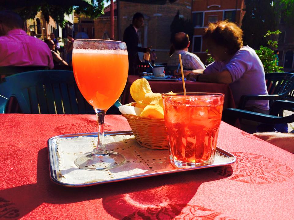 How To Travel In Italy- 24 Hours In Venice On A Budget aperitivo venezia spritz and bellini drinks cocktails what to eat in venice what to drink in venice food guide travel blog svadore