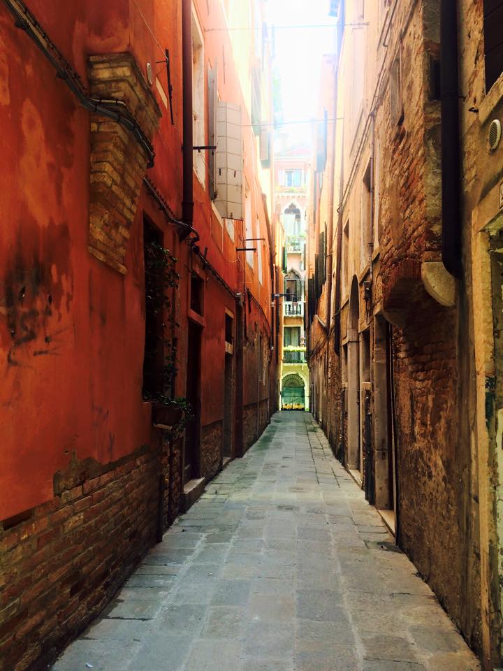How To Travel In Italy- 24 Hours In Venice On A Budget venice palaces travel blog SVADORE travel itinerary venezia