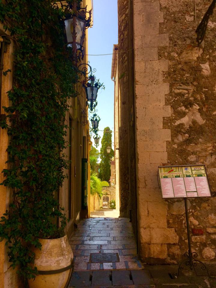 Cities in Sicily- Taormina corso umberto i sicilia italy sicily travel guide SVADORE