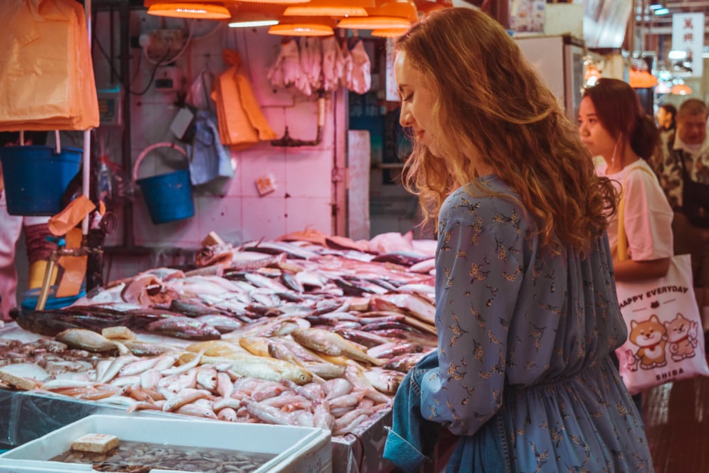 2 DAYS IN HONG KONG: A TRAVEL GUIDE TO CENTRAL AND OUTSKIRTS Exploring Kowloon, Hong Kong: Fa Yuen Street Fish Market Hong Kong 2 day Travel Guide two days china asia svadore what to do where to eat -1-4