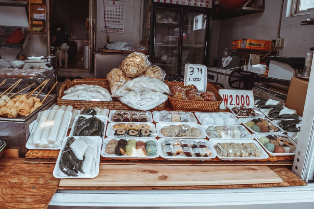What to Do in Bukchon Hanok Village, Seoul bukchon hanok village seoul south korea what to do what to see what to eat travel blog SVADORE travel guide november winter fall-1