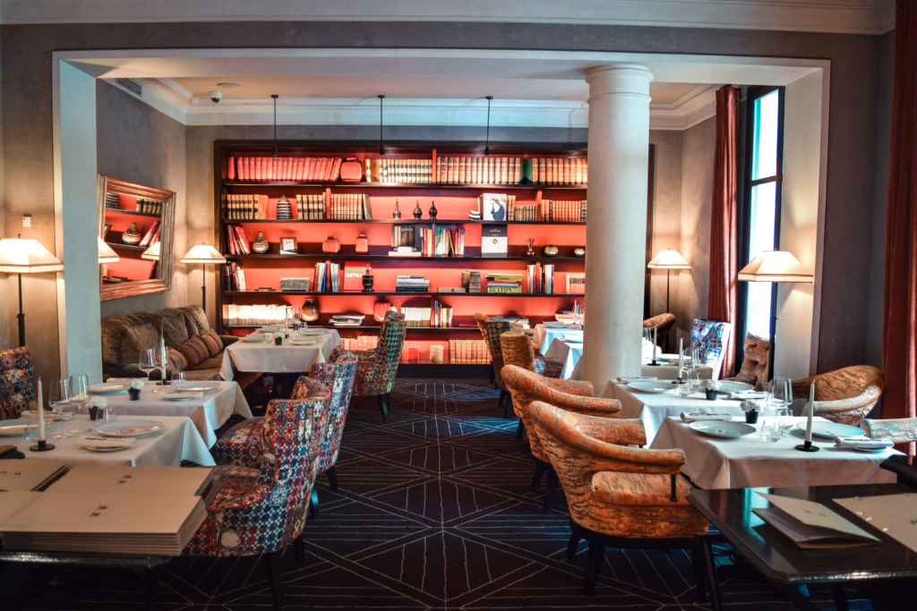 Luxury Hotel in Marais, Paris: Pavillon de la Reine