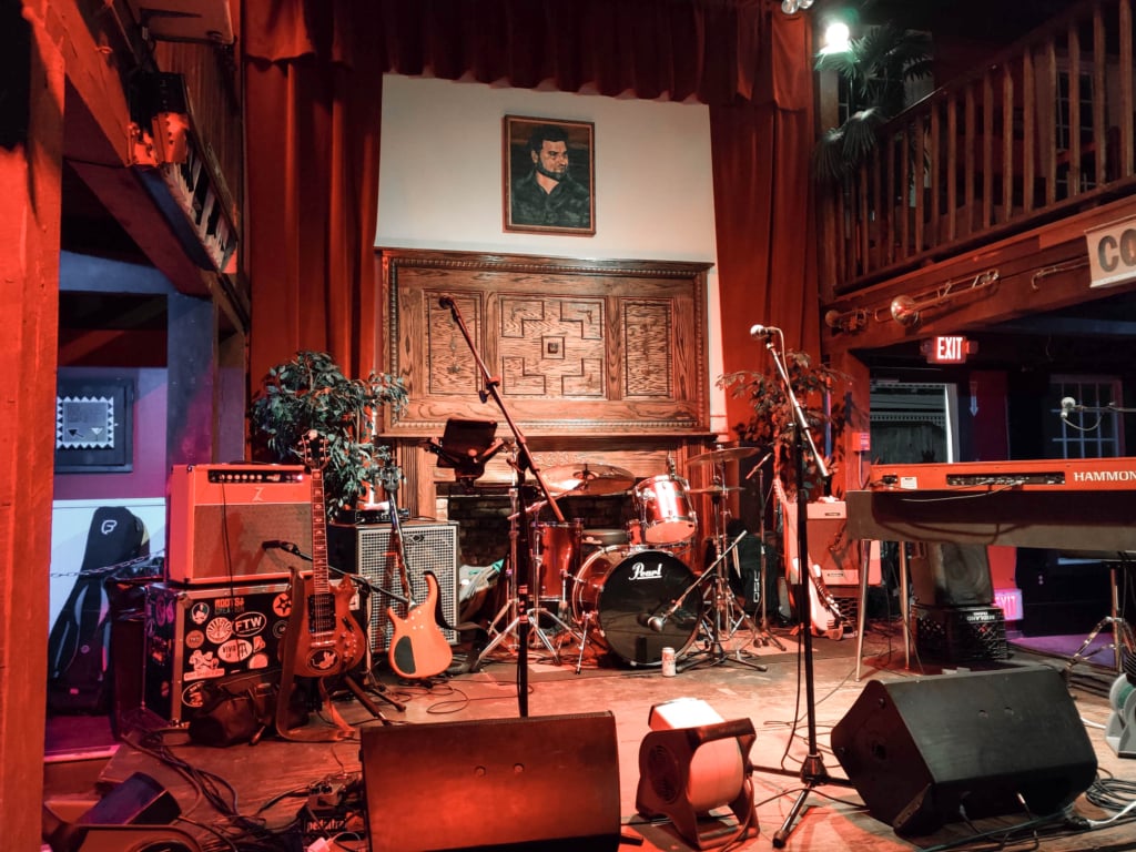 Captain Nick's Rock-N-Roll Bar, Block Island Night Life