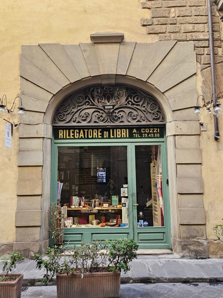Florence artisan guide: Hand-marbled paper process at Rilegatori di Libri A. Cozzi.